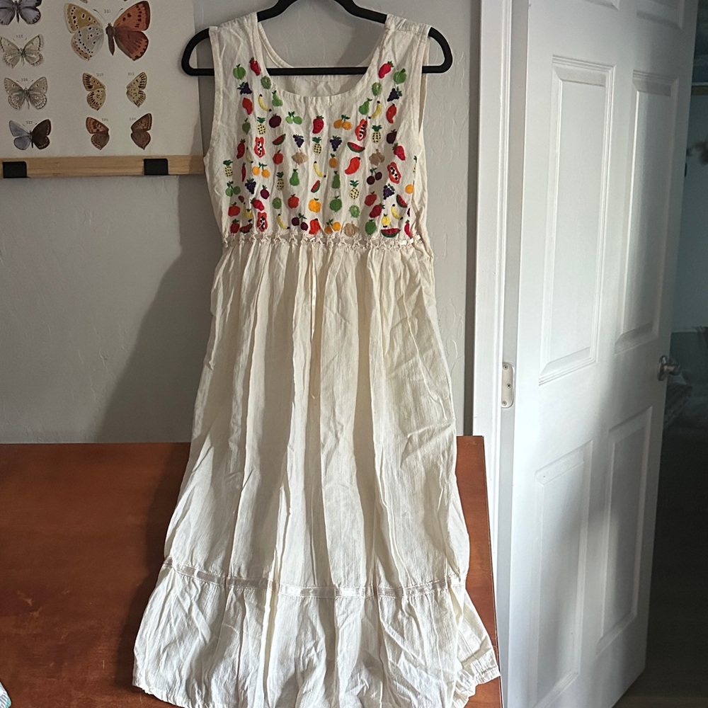 Embroidered Sleeveless off White Dress vintage rare